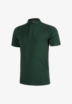 Polo de manga corta en verde oscuro con cuello, tapeta con botones y un logo bordado sutil en el pecho izquierdo.
