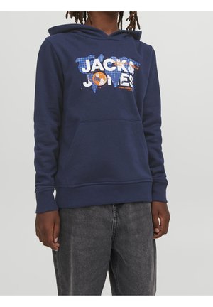 Felpa con cappuccio blu navy e tasca frontale, testo "Jack & Jones" bianco e arancione sopra una grafica di una mappa del mondo blu, indossata con jeans neri sbiaditi.