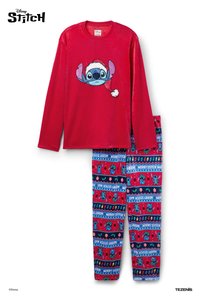 Rode top met lange mouwen met een afbeelding van Stitch die een kerstmanmuts draagt; geruite pyjamabroek met Stitch en feestelijke elementen op een blauwe achtergrond.