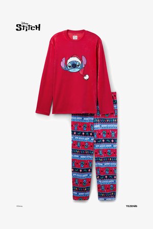 Rotes Langarmshirt mit Stitch-Grafik, der einen Weihnachtsmannhut trägt; gemusterte Schlafanzughose mit Stitch und festlichen Elementen auf blauem Hintergrund.