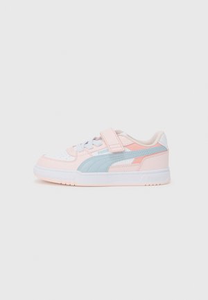 Puma-Sneaker mit niedrigem Schaft in Pastellrosa mit hellblauem Streifen, weißer Sohle, Schnürsenkeln und einem einzelnen Klettverschluss vor einem schlichten weißen Hintergrund.