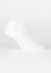 Białe skarpetki kostkowe z prążkowaną teksturą, gładkim wykończeniem, miękkim materiałem, elastycznym mankietem i okrągłym kształtem palców. Brak widocznych wzorów lub logo.