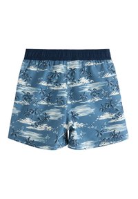 I pantaloni da bagno blu presentano una stampa tropicale di palme e nuvole in bianco. La vita è elastica e di un blu navy uniforme. Tessuto leggero e liscio.