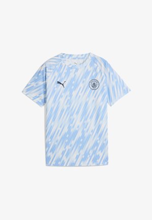 Šviesiai mėlynas sportinis marškinėlis su dryžuota tekstūra, su juodu Puma logotipu ir Mančesterio City emblema priekyje. Trumpomis rankovėmis, apvaliu kaklu.