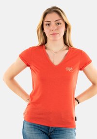 T-shirt orange à col en V fabriqué en tissu doux, avec des manches courtes et un petit motif imprimé sur la poitrine gauche.