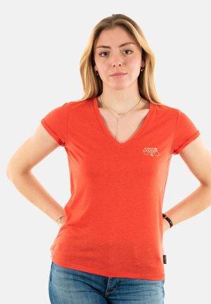 T-shirt orange à col en V fabriqué en tissu doux, avec des manches courtes et un petit motif imprimé sur la poitrine gauche.