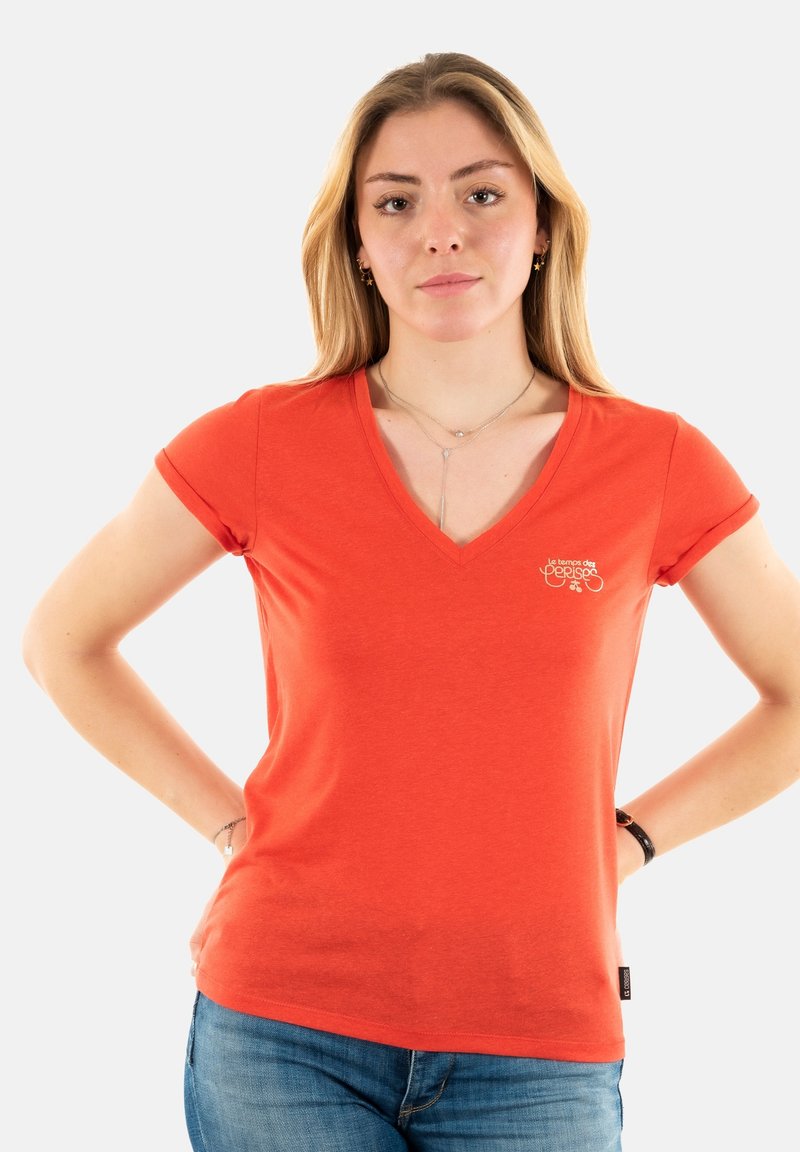 T-shirt orange à col en V fabriqué en tissu doux, avec des manches courtes et un petit motif imprimé sur la poitrine gauche.