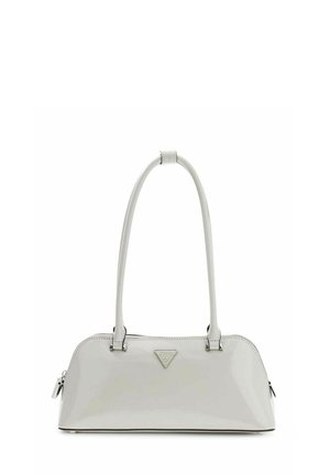 Petit sac à main blanc brillant avec longues anses et un logo de marque métallique triangulaire au centre avant.