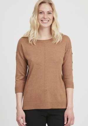 Brun strikket sweater med trekvartærmer, ribbede mansjetter og kant, med en søm ned foran og dekorative knapper på ærmerne.