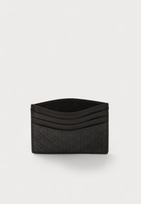 Portefeuille noir en matériau texturé, présentant un motif géométrique, des bords supérieurs ondulés et plusieurs emplacements pour cartes. Design compact et minimaliste.