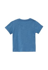 Blauwe T-shirt met korte mouwen, gemaakt van textiel met een structuur. Het heeft een ronde hals en een eenvoudig ontwerp zonder zichtbare logo's of patronen.