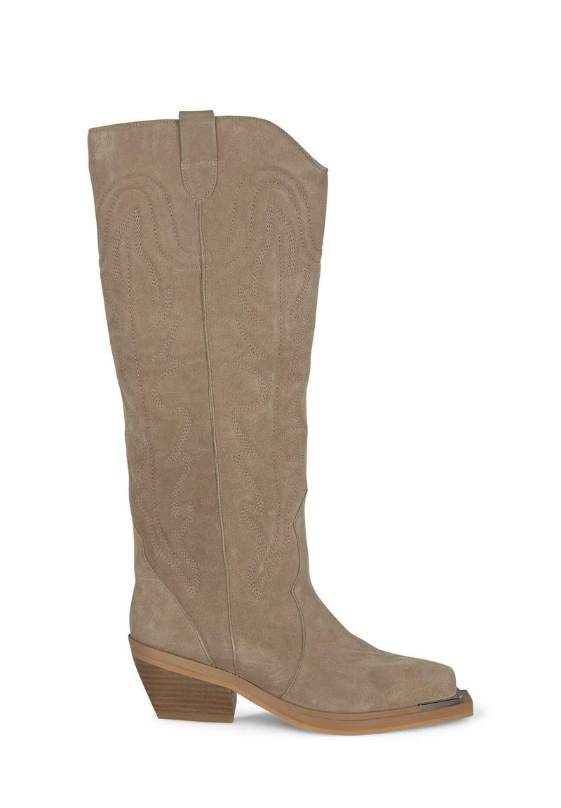 Botas de vaquero de gamuza color tostado con punta afilada, costuras detalladas en el caña y tacón apilado. Cuenta con un acento decorativo en la punta.