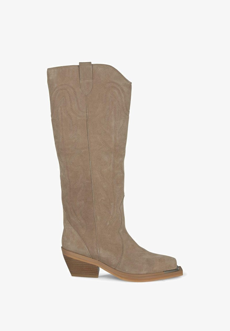 Jasnobrązowe zamszowe kowbojki z ostrym noskiem, z ozdobnym przeszyciem na cholewie i piętą nałożoną. Posiadają dekoracyjny akcent na nosku.