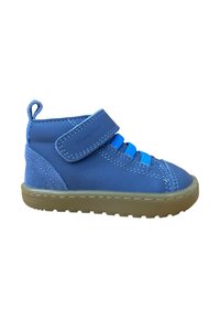 Zapatos de cuero azul de caña alta con una correa de velcro, cordones azules en contraste, lados texturizados y una suela de goma beige.