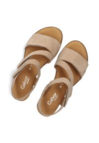 Beige suède sandalen met twee brede banden, een gevoerde zool en een bruine rubberen zool. Merklijn "Gabor comfort" weergegeven op de zool.