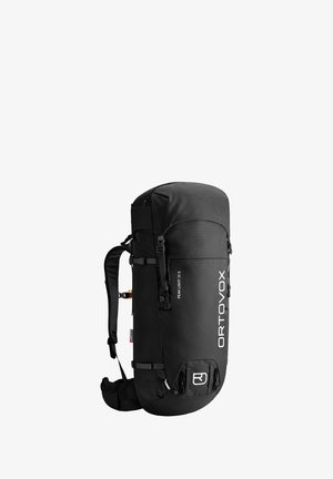 Schwarzer Rucksack mit zylindrischer Form, aus strapazierfähigem Stoff. Verfügt über verstellbare Riemen, eine obere Abdeckung und ein weißes Logoetikett.