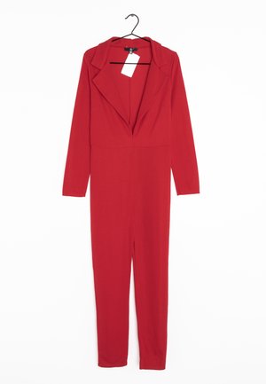 Czerwona kombinezon z długim rękawem i klapami, wykonany z elastycznego materiału, o dopasowanym kroju i z ukrytym zamkiem błyskawicznym z tyłu.