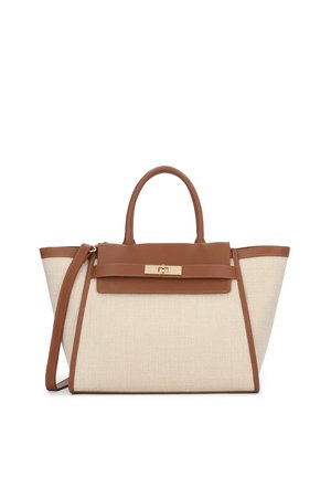 Tophåndtag og detaljer i tanfarvet læder på en beige, tekstureret lærredsnettaske med et struktureret design og guldfarvet hardware. Justerbar rem medfølger.