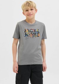 Šedé bavlněné tričko s barevným grafickým designem "JACK & JONES". Krátké rukávy a kulatý výstřih dotvářejí uvolněný vzhled.