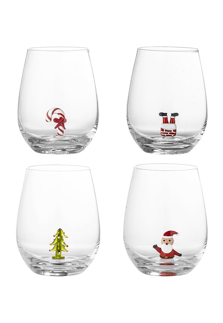 Set aus vier klaren Glastumblern mit bunten Bodendekorationen: Zuckerstange, Weihnachtsmannfigur, Feiertagsbaum und Stiefel des Weihnachtsmanns.