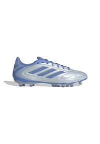 Lyseblå fotballsko med en blank syntetisk overdel, som har tre mørkeblå striper og teksturerte detaljer, samt en hvit såle med formede pigger.