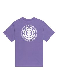 Lilla bomulds T-shirt med et cirkulært hvidt grafisk design med symboler for jord, ild, luft og vand på bagsiden. Korte ærmer, afslappet pasform.