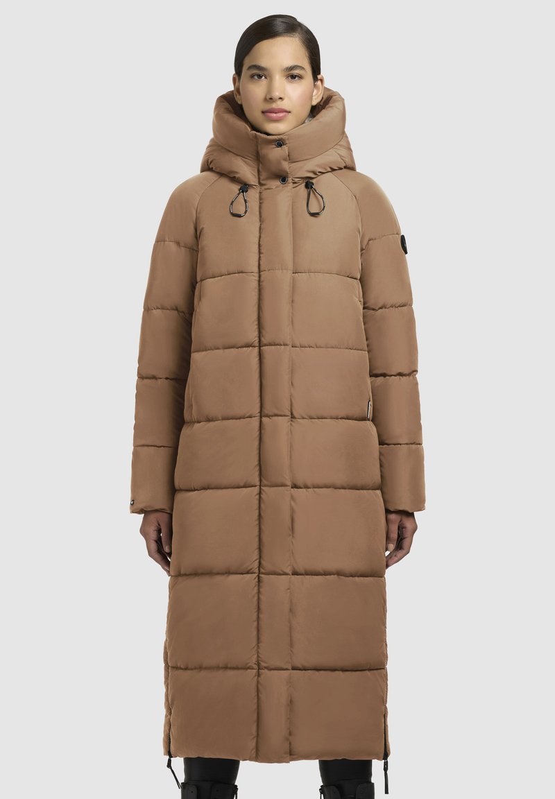 Cappotto imbottito lungo marrone con un grande cappuccio, chiusure frontali a scatto e tasche laterali. Presenta un design trapuntato per texture e isolamento.