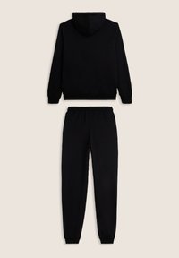 Conjunto de sudadera con capucha y pantalones de chándal, hecho de una tela suave. La sudadera cuenta con un bolsillo canguro en la parte delantera y capucha con cordón; los pantalones tienen una cinturilla elástica.