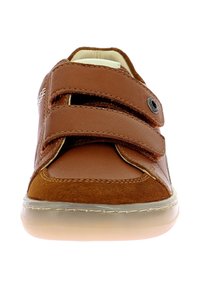 Zapato de cuero y ante marrón con dos tiras de velcro, punta redonda, costuras en contraste y suela de goma transparente.