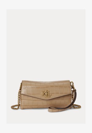 Pochette beige en simili cuir crocodile avec une chaîne dorée et un fermoir logo RL en or, bracelet fixé sur le côté.