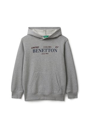 Sudadera gris con bolsillo frontal y texto "United Colors of Benetton desde 1965" impreso en el pecho, mostrada sobre un fondo blanco.