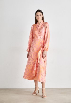 Lang, innpakningskjole i rosa silke med et dristig leopardmønster i lysere rosa. Lange ermer med elastiske mansjetter og detaljer med sidesnøring.