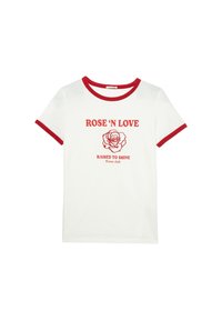 Camiseta de algodón blanco de manga corta con cuello y dobladillos de las mangas de canalé rojos. En el frente presenta texto rojo y un gráfico de una rosa. Corte casual.