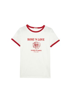 Witte katoenen t-shirt met korte mouwen, voorzien van een rode geribbelde kraag en mouwranden. De voorkant heeft rode tekst en een rozenafbeelding. Casual pasvorm.