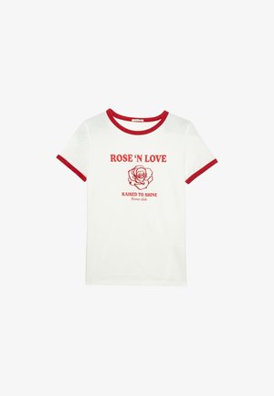 Witte katoenen t-shirt met korte mouwen, voorzien van een rode geribbelde kraag en mouwranden. De voorkant heeft rode tekst en een rozenafbeelding. Casual pasvorm.
