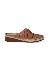 Brun læder slip-on sko med udskårne mønstre, buet design og flettet accent langs sålen. Har en lav, holdbar brun platform.