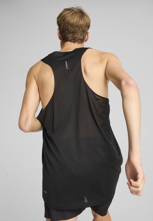 Schwarzes ärmelloses Sport-Tanktop mit Netzstruktur, Racerback-Design und subtilen Logodetails. Es bietet eine lockere Passform für Bewegungsfreiheit.