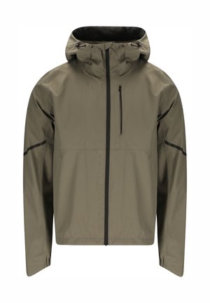 Olivengrøn hættejakke i vandtæt materiale med sort lynlås og lynlås på brystlommen, designet til udendørs brug.