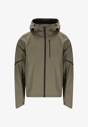 Olivengrøn hættejakke i vandtæt materiale med sort lynlås og lynlås på brystlommen, designet til udendørs brug.