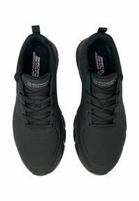 Czarne buty sportowe z teksturowaną cholewką, sznurowanym zapięciem i wyściółką z miękkiego materiału. Posiadają wkładkę z pianki memory oraz solidną gumową podeszwę.