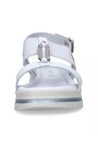Sandalo bianco con un design a bande texturizzate, dettaglio con fibbia argentata e una soletta imbottita con una base leggera e maculata.