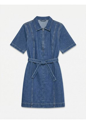 Rochie din denim albastru cu mânecă scurtă, guler, fermoar frontal, cusături verticale și curea legată în talie, așezată plat pe un fundal deschis simplu.