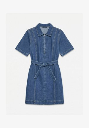 Rochie din denim albastru cu mânecă scurtă, guler, fermoar frontal, cusături verticale și curea legată în talie, așezată plat pe un fundal deschis simplu.