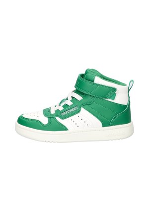 Groene en witte hoge sneakers van Skechers met witte veters, een enkelbandje, geperforeerde zijpanelen en een merkzool.