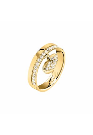Anello d'oro con cristalli chiari incastonati intorno alla fascia e un ciondolo a forma di cuore pendente incastonato di cristalli.