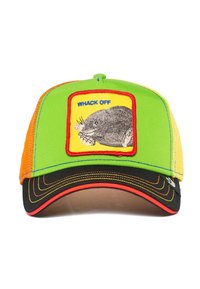 Gorra trucker verde y naranja con un parche frontal que presenta un gráfico de un topo y el texto "WHACK OFF", visera negra con costuras multicolores.