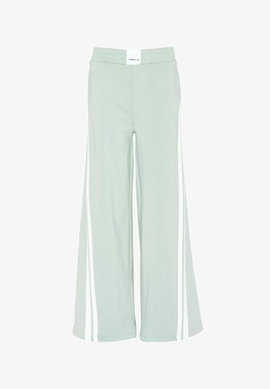 Jasnozielone spodnie o szerokich nogawkach, wykonane z miękkiego materiału, z białymi paskami z boku i elastycznym paskiem w talii z metką logo z tyłu.