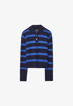 Marineblauwe cropped trui met horizontale felblauwe strepen, polokraag, knoopsluiting met vier knopen en geribbelde manchetten. Zachte textuur.