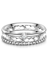 Tri strieborné prstene navrstvené na sebe, so stredovým okrúhlym drahokamom, vlnkovými vzormi vo tvaru srdca a korálikovými detailmi pozdĺž spodnej časti. Vysokolesklý povrch.