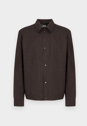 Meeste tumepruun küljenööbitav jakk krae ja pikkade varrukatega, esitatud ühetaustalise hele taustaga.